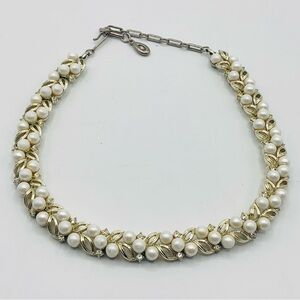 Vintage Lisner Pearl Rhinestone Gold Tone Choker Style Necklace